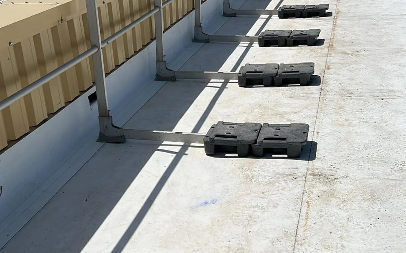 Barandillas de protección colectiva en cubierta industrial