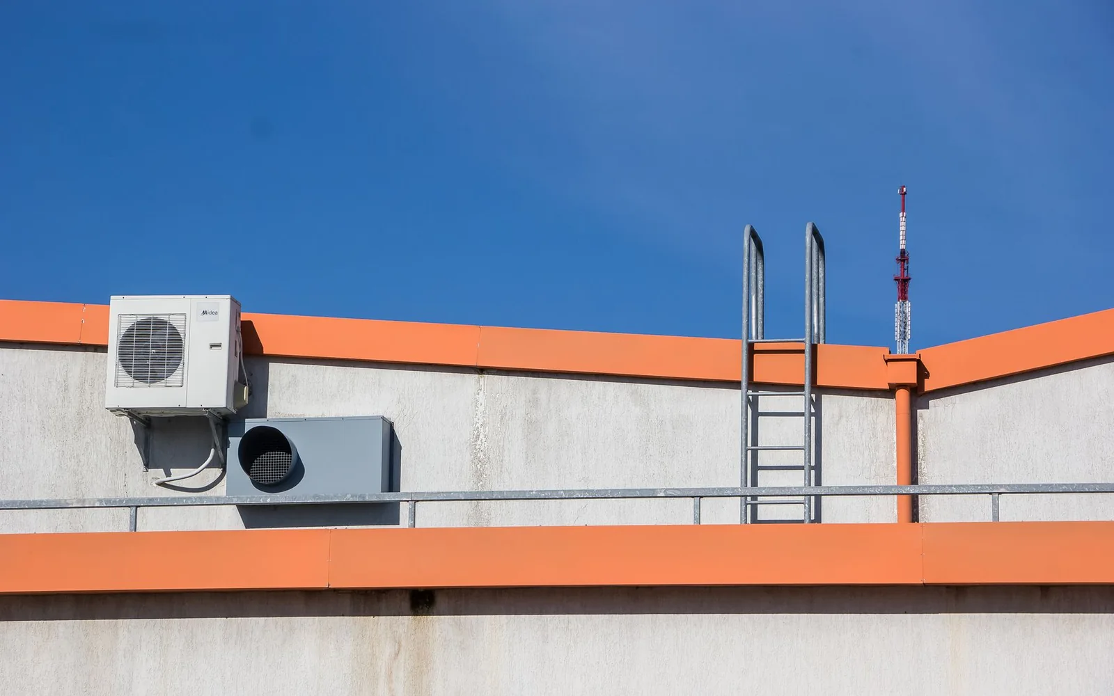 Escalera industrial de acceso a cubierta técnica